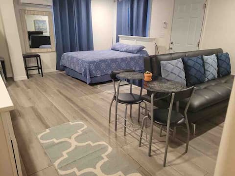 Top performing Airbnb: Chic & Cozy Getaway • Near Siesta Key Beach in Vamo