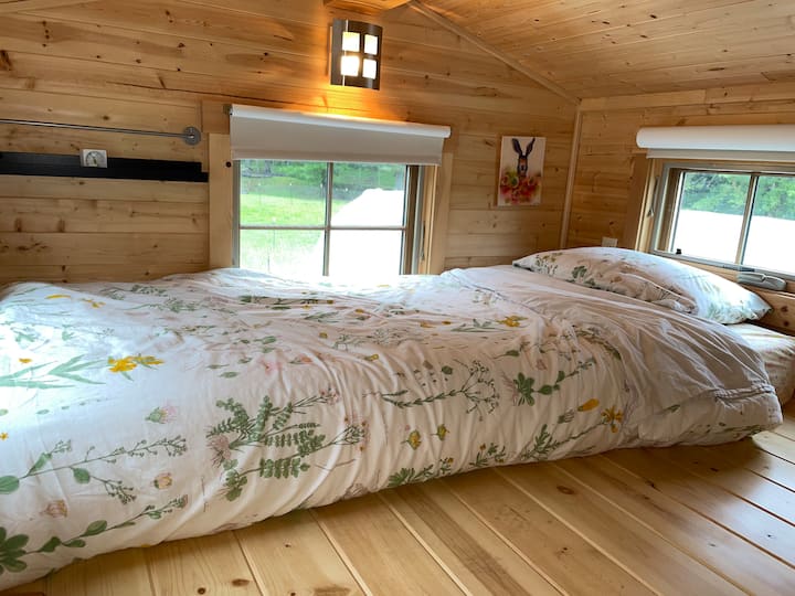 شقة علوية أمامية مع مرتبة مزدوجة وإطلالة على أسرّة الخضروات والدجاج وأقلام الماعز