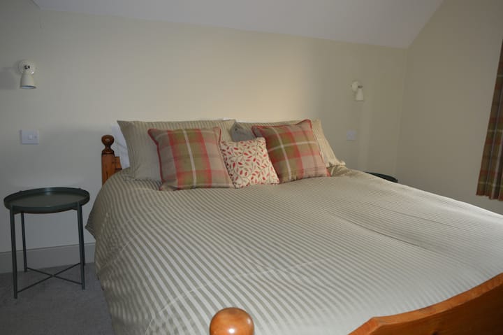 Dhomë gjumi kryesore me shtroja krevati të freskëta dhe krevat të rehatshëm me madhësi king. 