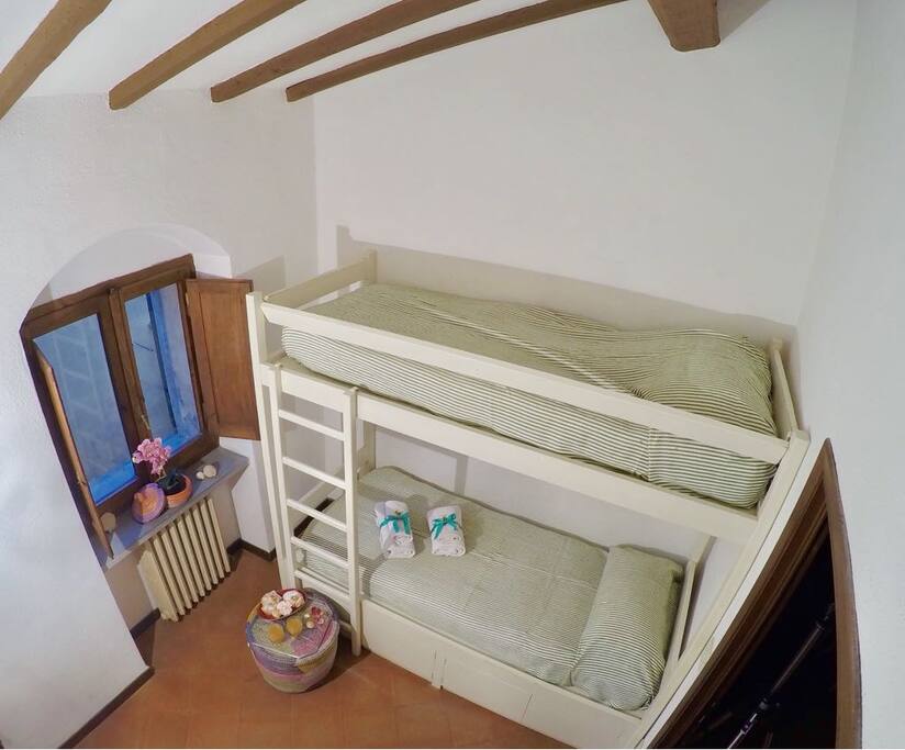 Bedroom with 2 single beds