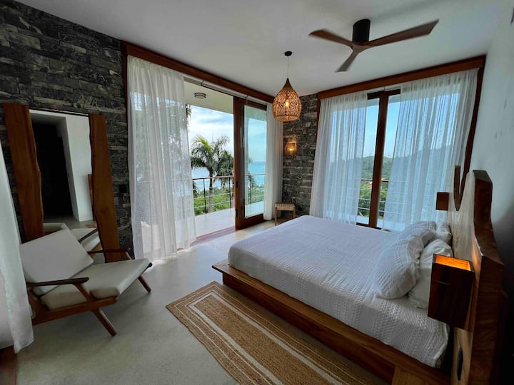 Основната спалня, със самостоятелна баня, голяма тераса, висящ стол и др.  