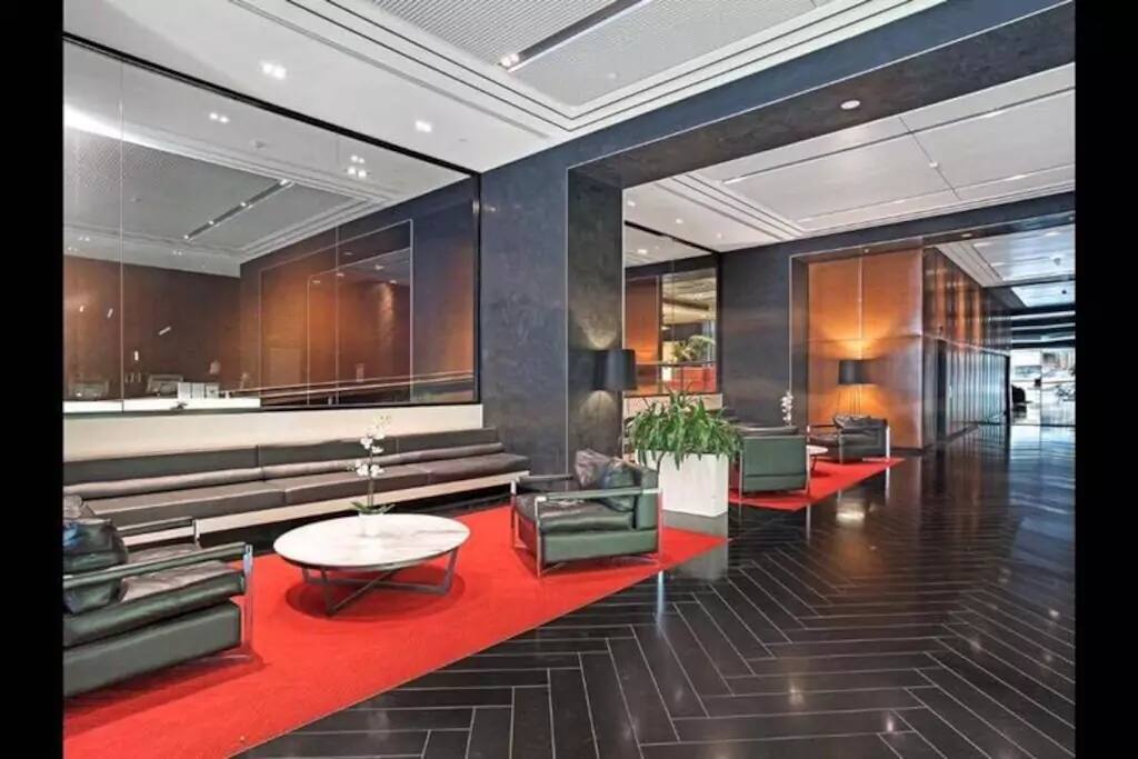 Reception ground floor. Photo by: Unknown, own by the Wyndham hotel