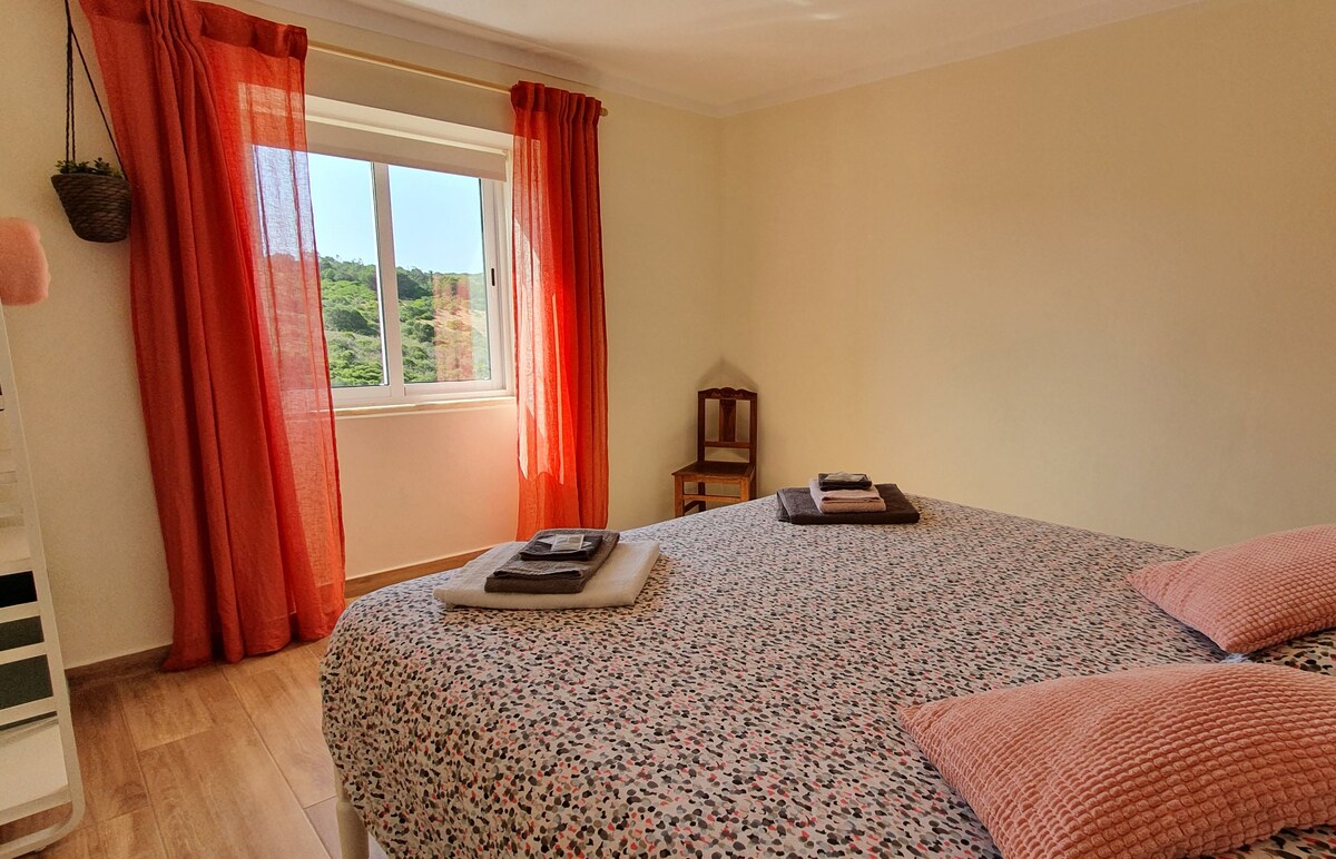 Првата соба е доста пространа и има прекрасна природна светлина со поглед на долината која е прекрасна.