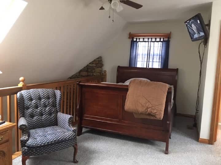 Лофт спалня