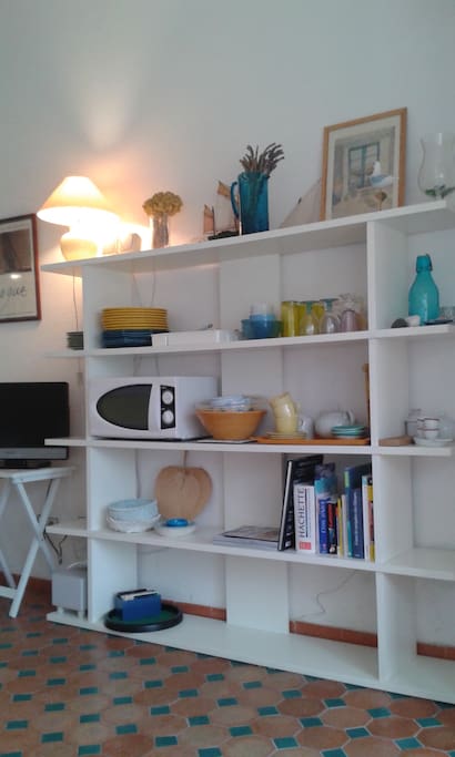 L'étagère du salon avec la vaisselle