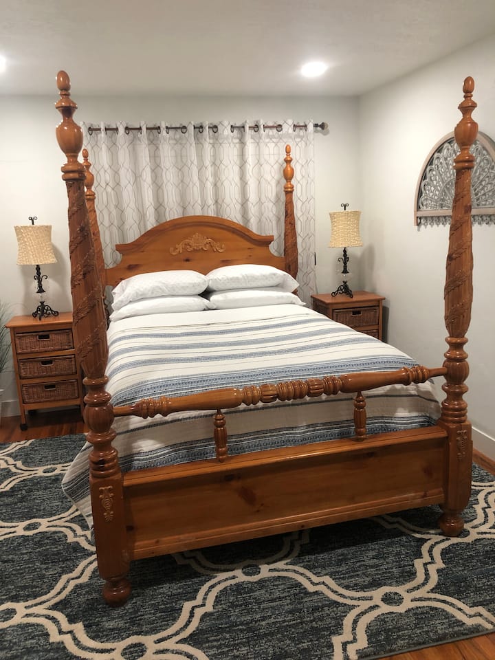 ชั้นหลักเป็นห้องควีนไซส์ที่นอนเมมโมรี่โฟมนุ่มๆ