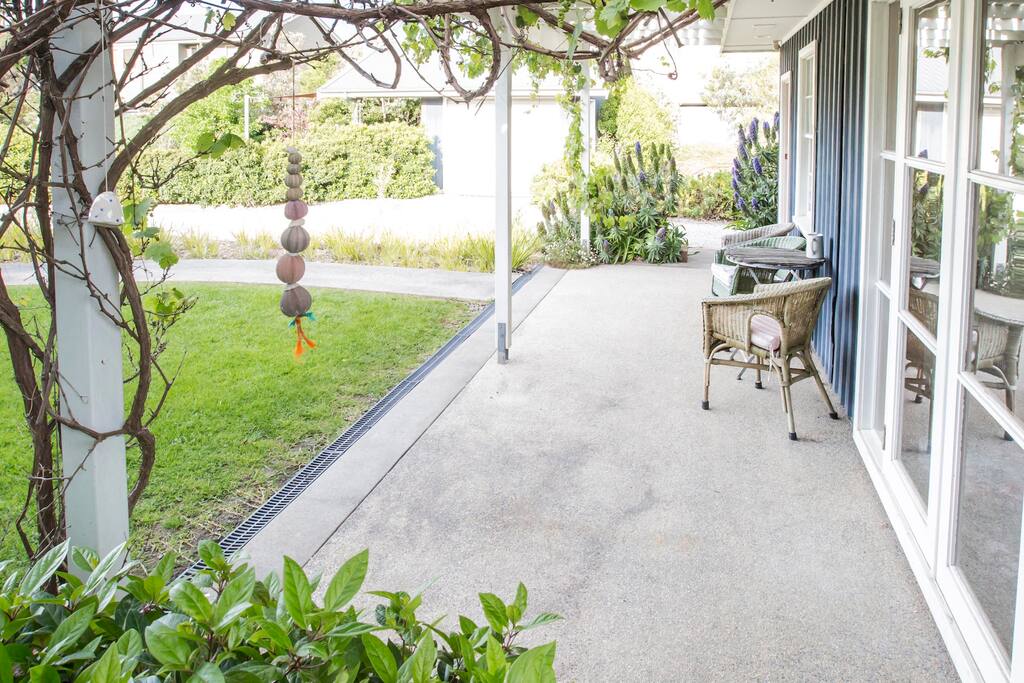 Botanical Oasis located 100 metres from the ocean