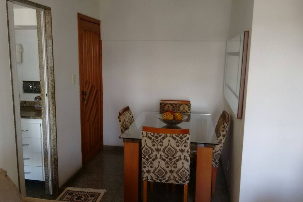 Entrada principal, messa da sala e porta de acesso à cozinha