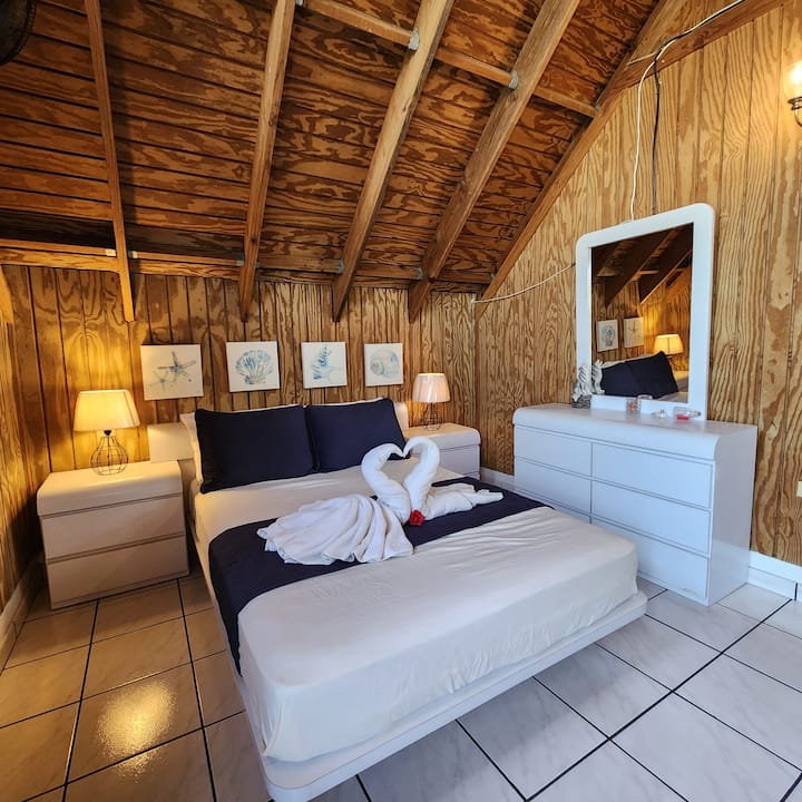 سرير مزدوج مع درج كبير للإقامات الطويلة