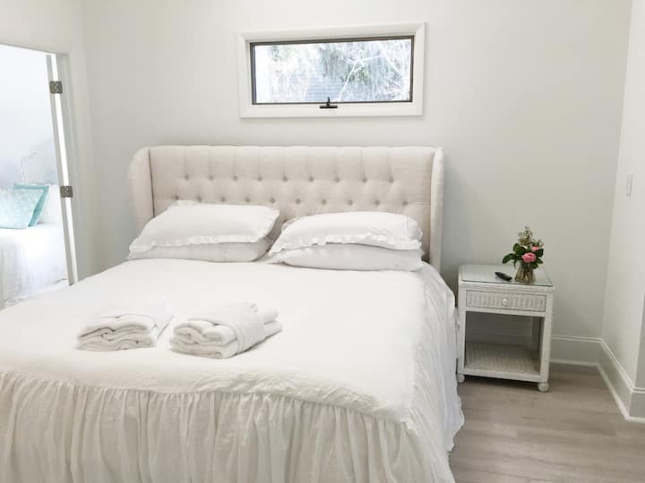 Cama tamaño king en el dormitorio de arriba con baño (bañera con ducha).