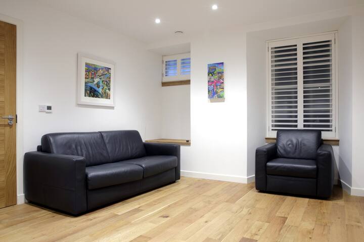 3 BED CENTRAL LUXURY WITH JACUZZI gallery image 3