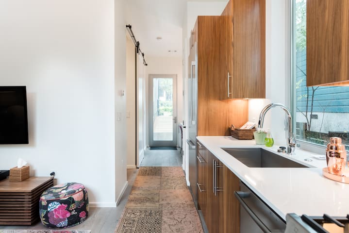 Vibrant, Modern Guesthouse in the Heart of the City gallery image 2