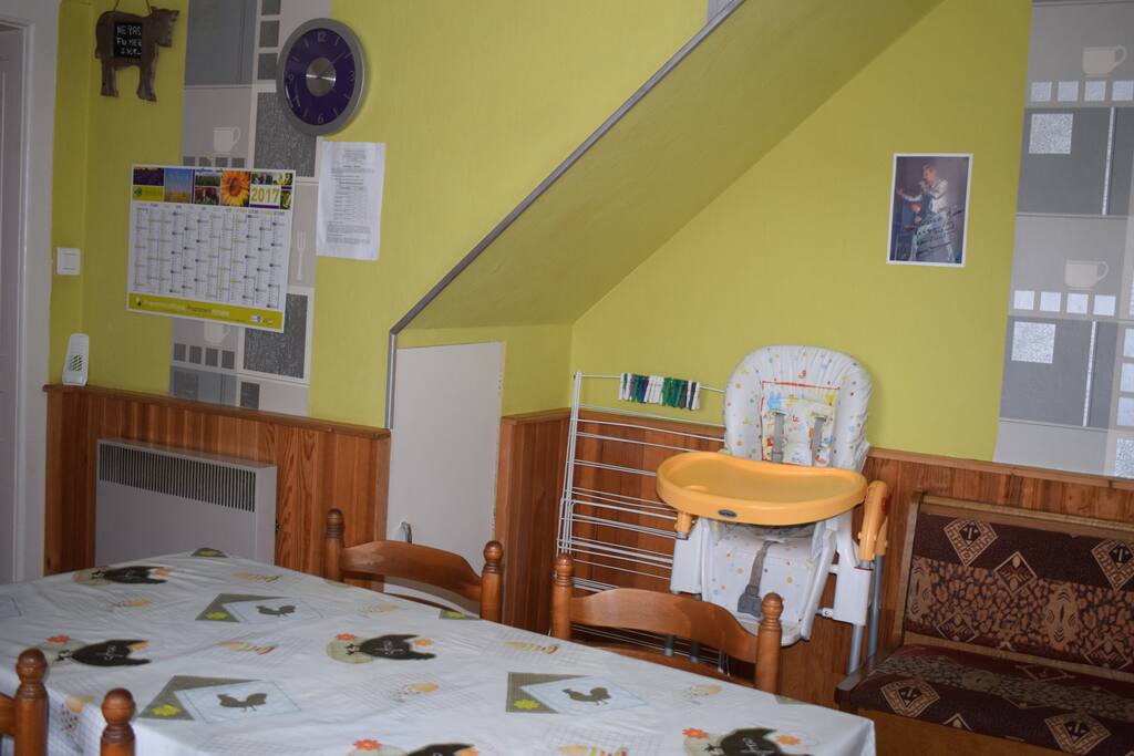 Grande cuisine, avec table, chaise haute ect...