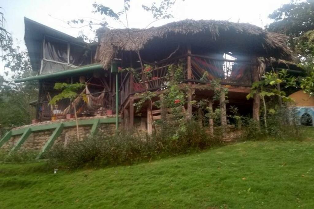 Parte frontal de la cabaña.