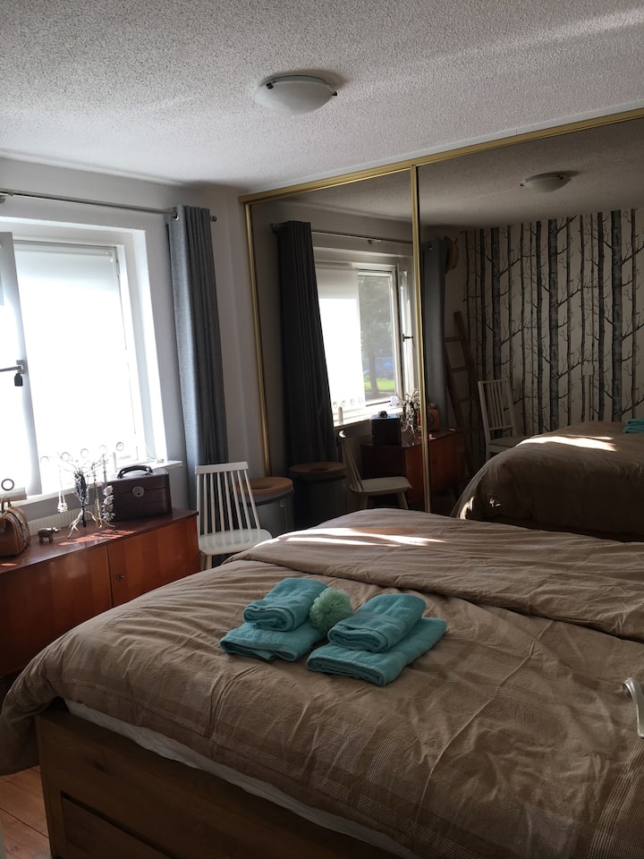 Главна спална соба со кревет 180x220 за 2 лица