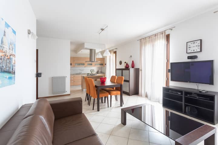 Venice Sunrise Apartment [Free Parking] - Condominiums for Rent in ...
