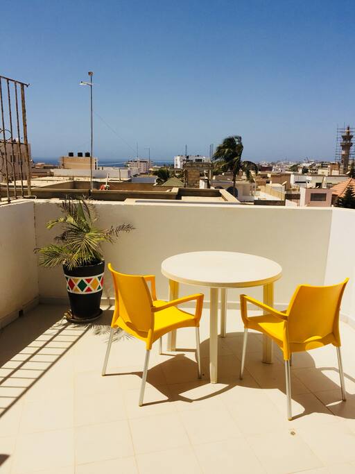 Terrasse privative avec vue dégagée et vue mer au loin