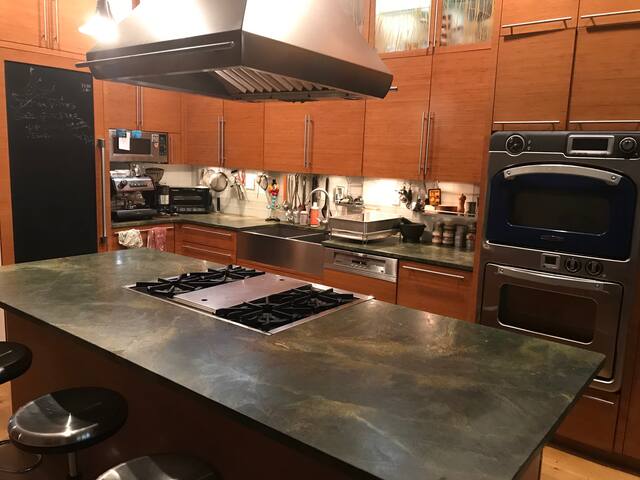 3 bedroom with chef’s kitchen/private back patio gallery image 5