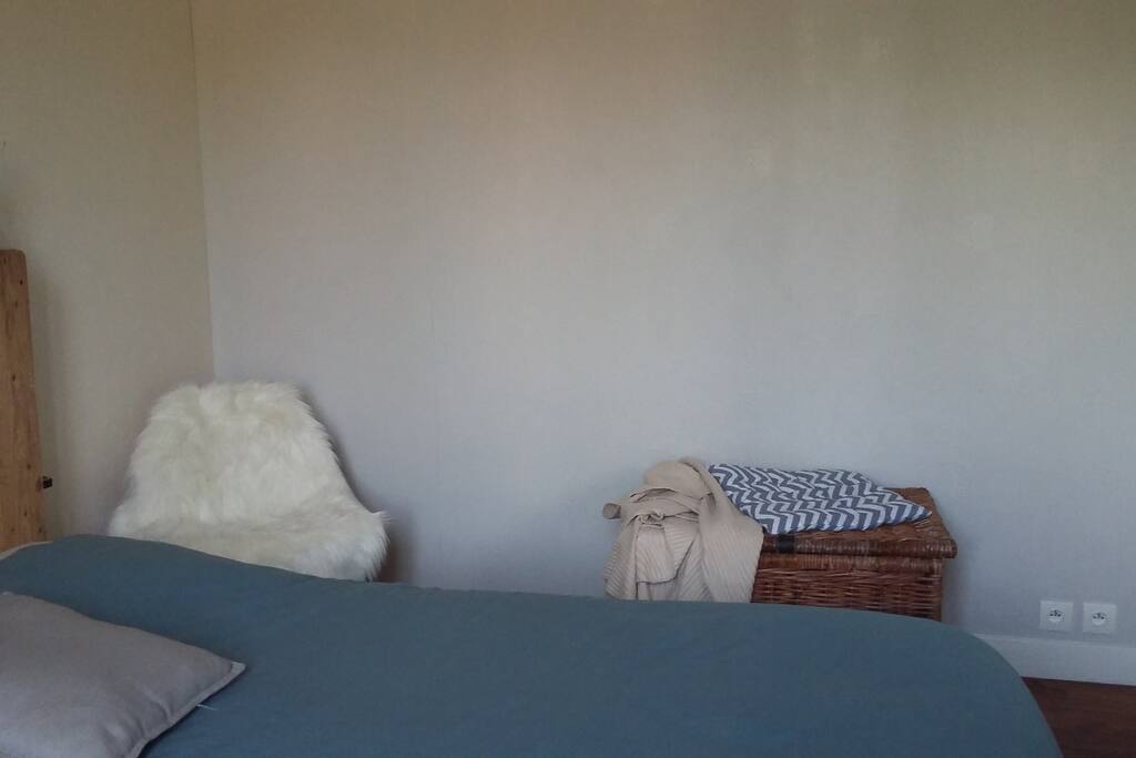 Grande pièce, capable d'accueillir un lit d'appoint à la place de la chaise et du coffre (sur demande)