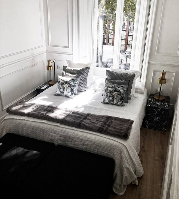 Vista de las dos camas principales, configurada como una cama king-size y las camas supletorias.
______
View of the two main beds, configured as a king-size bed and the two extra beds.