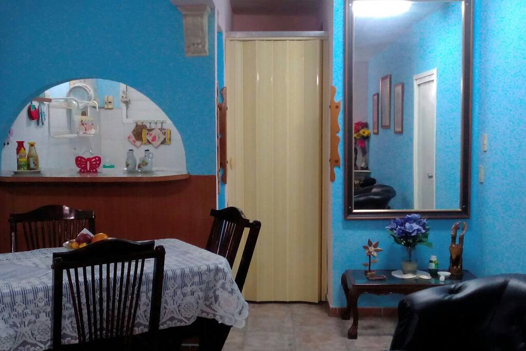sala y entrada a la habitación y el baño