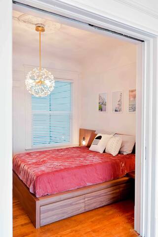 Sunny Full Floor 3 Bedroom Mission Dolores Flat gallery image 4