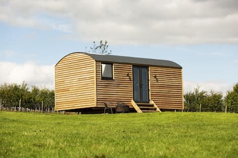 Luxury Shepherds Hut with stunning reservoir views