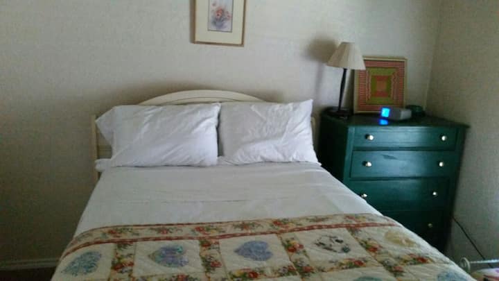 Super pekná pohodlná posteľ v plnej veľkosti s káblovou televíziou 