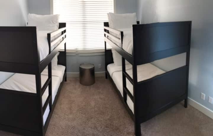 Chumba cha kulala cha 3 na seti 2 za vitanda vya ghorofa
