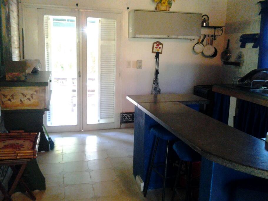 Cocina con barra. Totalmente amoblado.