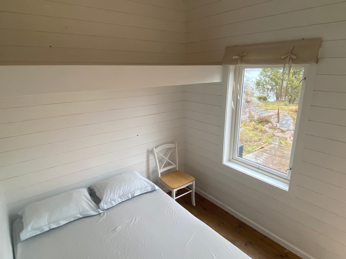 מקום ל -1: מיטה זוגית לשניים עם מיטה צרה לאדם אחד למעלה. מוארת ומאווררת עם תקרה גבוהה ונוף לים. 