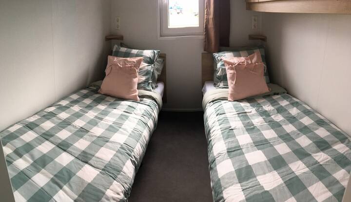 two single beds/ twee eenpersoons bedden