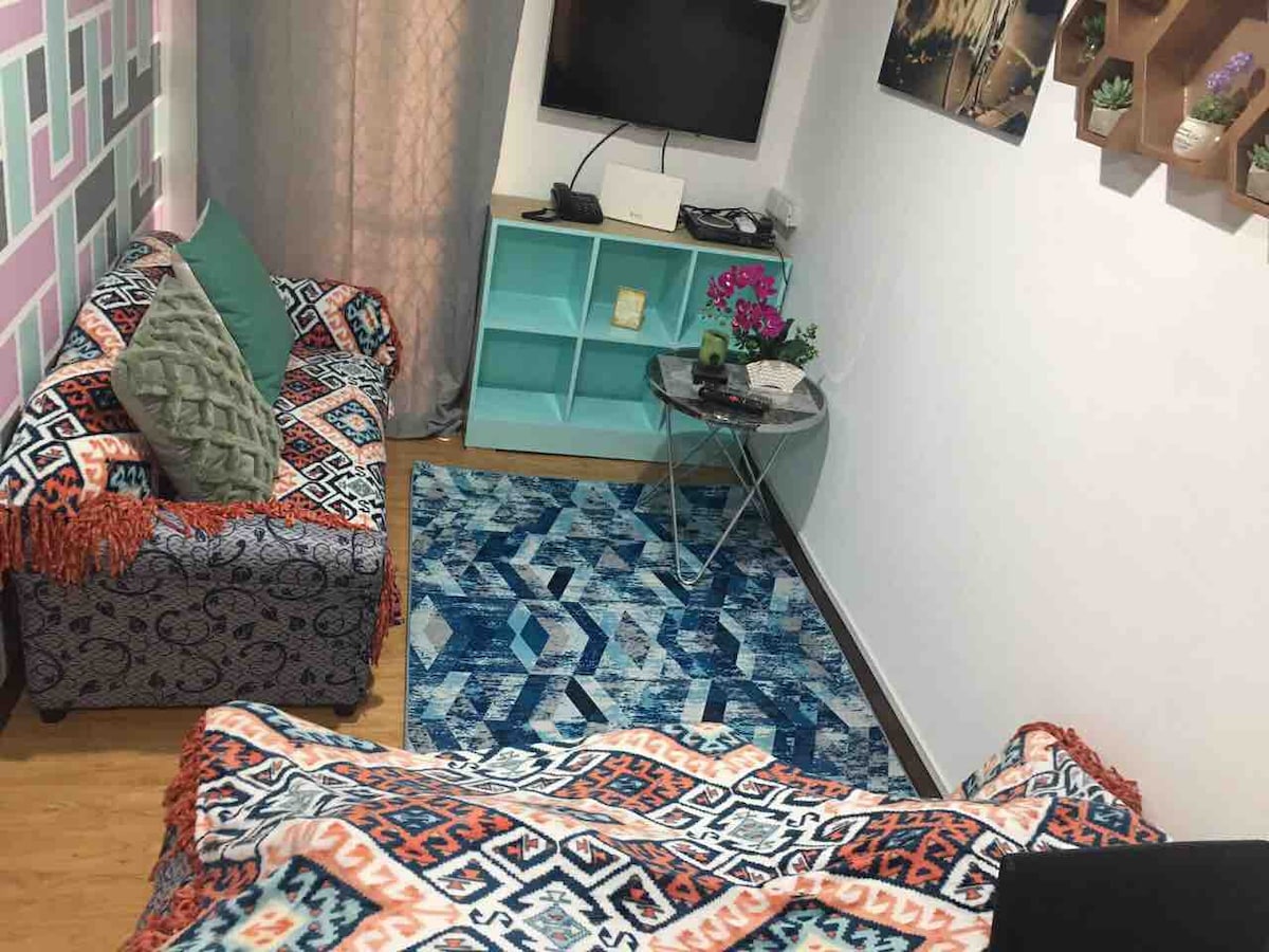 Опуштете се во нашата динамична дневна соба, каде што удобноста и стилот се спојуваат за да го создадете совршеното место за опуштање во Tuscan Charm Hideaway.