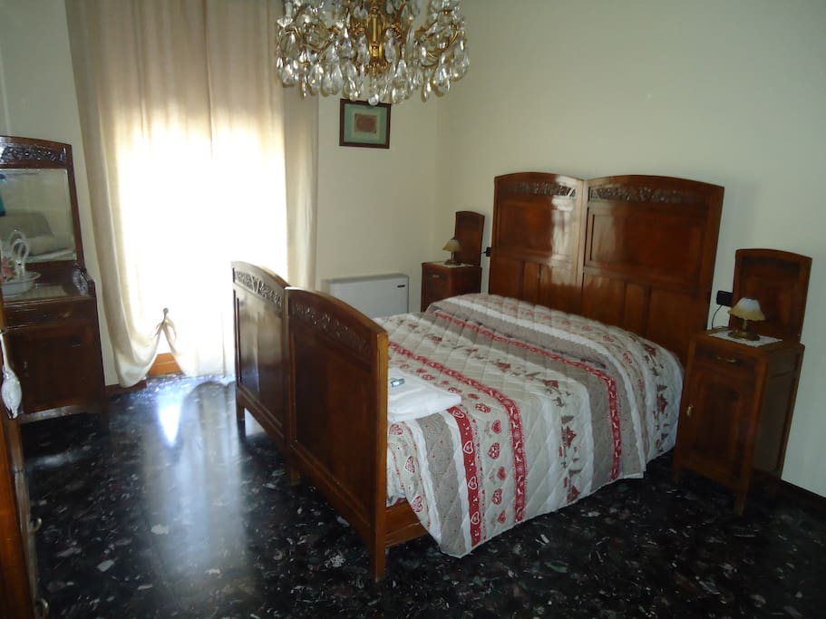 Camera rosa: un letto matrimoniale ed una poltrona-letto