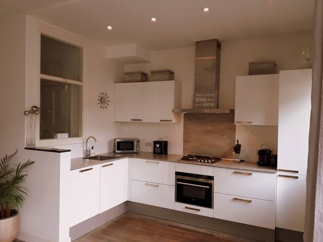 Beautiful familiy house with garden and seaview! gallery image 2
