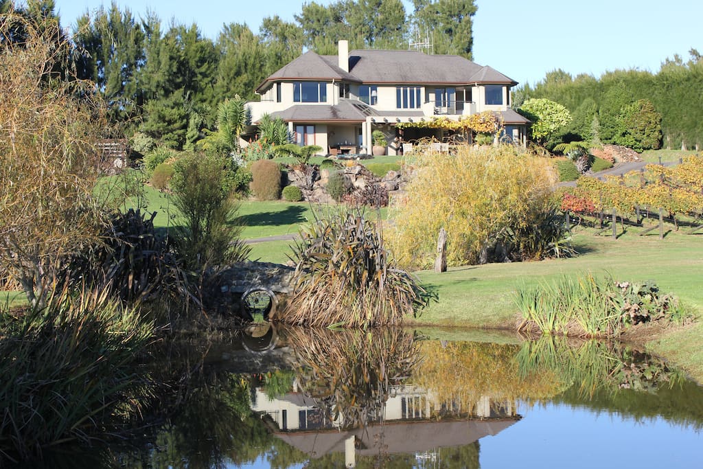 Set on a large area of manicured land your are nestled between kiwifruit and grape vines.