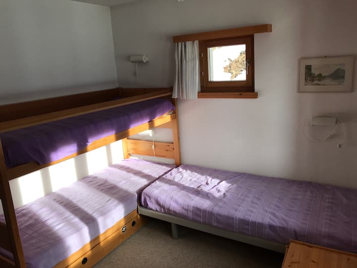 Habitación infantil con tres camas