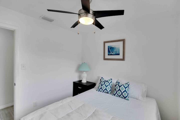 Una cama tamaño queen para una noche de sueño queen, comodidad y estilo, todo en uno. ️ #RelaxAndUnwind #TampaGetaway #SleepLikeRoyalty