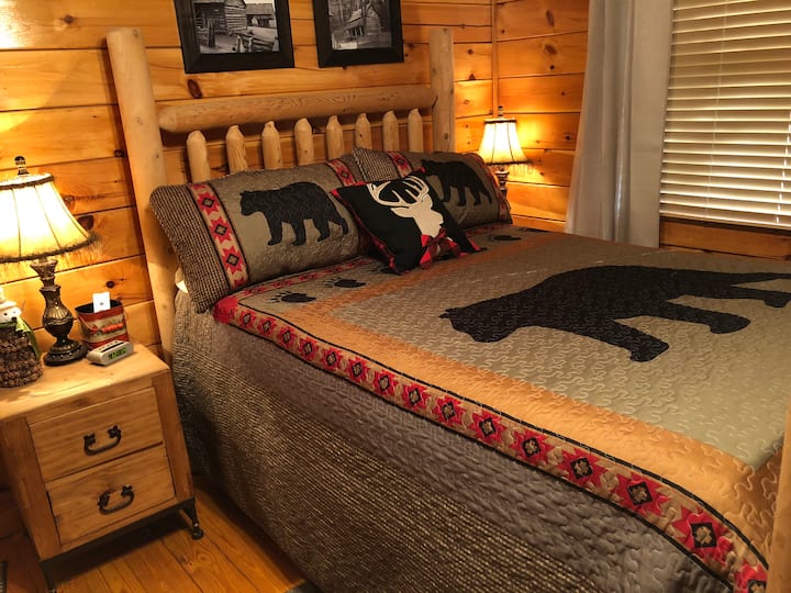 Chumba cha kulala #1 (ghorofa ya chini) kilicho na kitanda aina ya queen