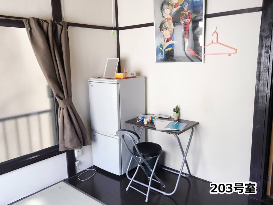 各部屋に窓が有り風が入り衛生的である。
There is a window in each room, wind enters and it is hygienic.
各部屋は鍵が有り個室である。
Each room has a key and is a private room.