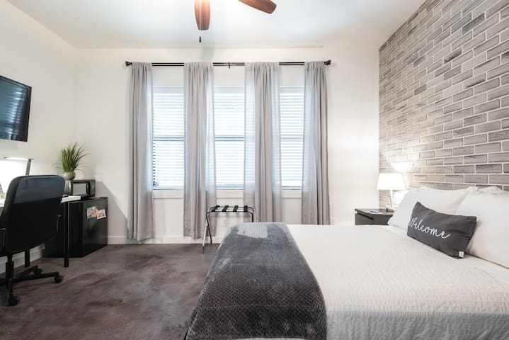 Downtown private floor in Dignowity- dog friendly!