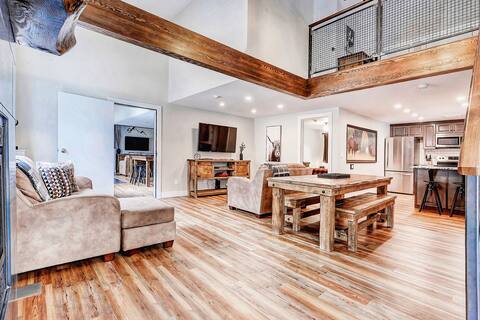7Bdr Modern Mtn Home + Heated Outdoor Pool/Hot Tub