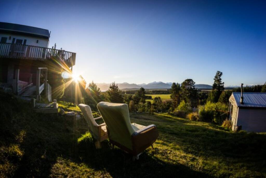 Peaceful rural setting but only 5mins to Doubtful Cruises and 20mins to Te Anau