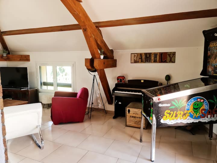 تتوفر آلة الكرة والدبابيس مجانًا في غرفة المعيشة. هناك أيضًا بيانو.