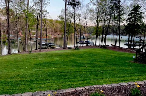 The Hartwell Hideaway: Cozy Lakefront Bungalow