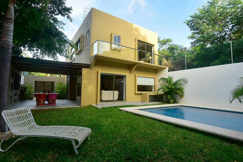 Amazing backyard with large pool, perfect for tanning and relaxing