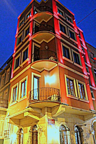 Delüxe Whole Building for Big Groups