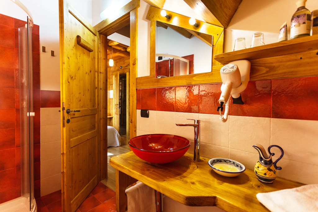 Il bagno privato della camera Alba è dotato di kit cortesia, servizio completo di asciugamani, asciugacapelli e comoda doccia.