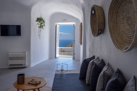 Top Airbnb: Delilah Villa with outdoor swimming pool in Περιφερειακή Ενότητα Θήρας