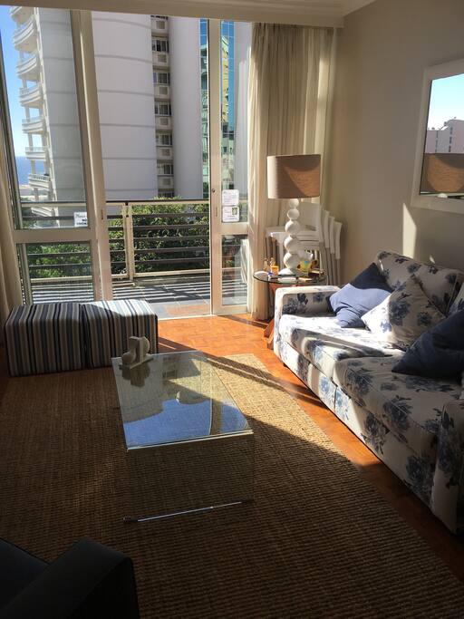 Living room that opens onto the balcony